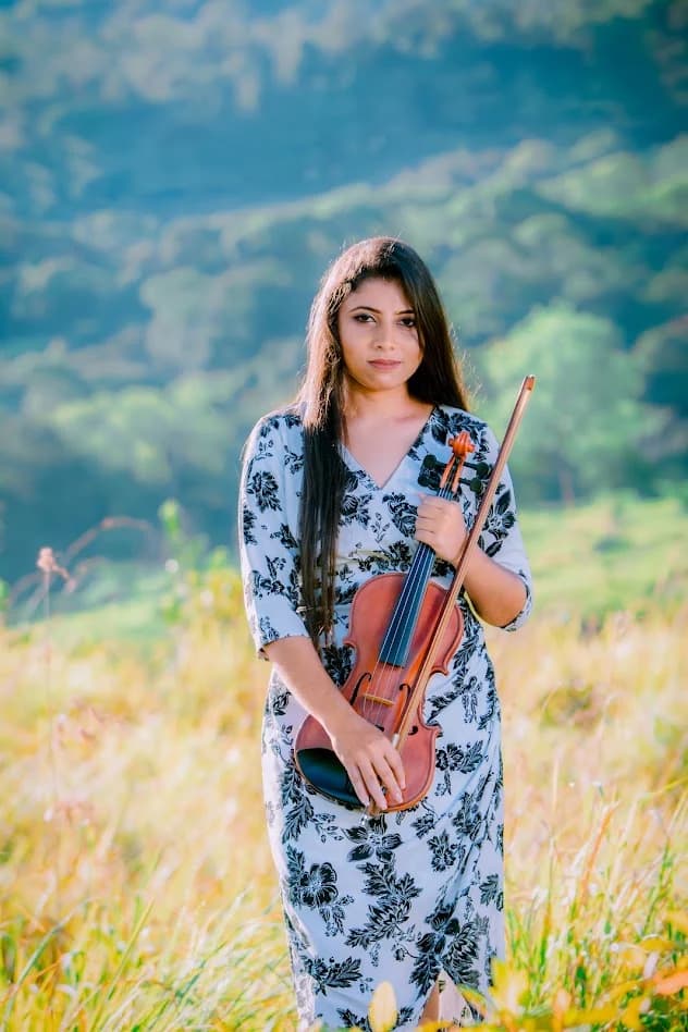 නිල් රටා සහිත ඇඳුමකින් සැරසුණු කාන්තාවකගේ ඡායාරූපයක්